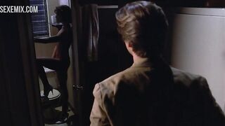 Alexandra Paul nos muestra su coño y sus preciosas tetas, escena en 8 Million Ways to Die