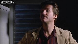 Alexandra Paul nos muestra su coño y sus preciosas tetas, escena en 8 Million Ways to Die