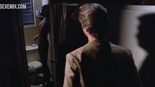 Alexandra Paul nos muestra su coño y sus preciosas tetas, escena en 8 Million Ways to Die