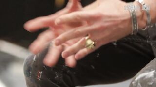 Tia Shipman bize Kalçasını ve güzel göğüslerini gösteriyor, 8 Aşk'taki sahne