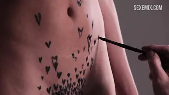 Alyssa Arce ci mostra il suo sedere e i suoi bellissimi seni, scena in 8 Loves