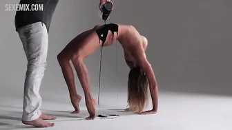 Emma Rigby ci mostra il suo sedere e il suo bellissimo seno, scena in 8 Loves