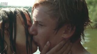 Fantine Harduin bellissimo momento sexy dal film Adoration