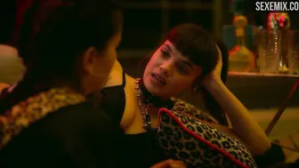 Martina Cariddi sexy, scène de baiser lesbien dans Elite