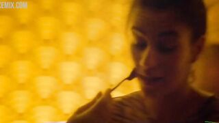 Claudia Salas nos muestra sus pechos, escena lésbica en Elite