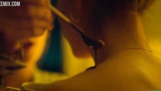 Claudia Salas nos muestra sus pechos, escena lésbica en Elite