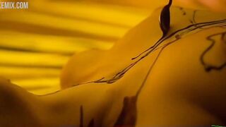 Claudia Salas nos muestra sus pechos, escena lésbica en Elite