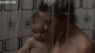 Greta Fernandez mostra le tette nude, scena in La hija de un ladron (2019)