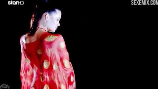 Sexo com Maria Korinthiou na praia, cena de Deep End (2008)