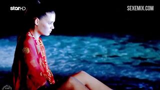 Sexo com Maria Korinthiou na praia, cena de Deep End (2008)