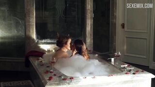 Lindsay Hartley s'embrassent lesbien dans la salle de bain, scène dans Evil Doctor 2018