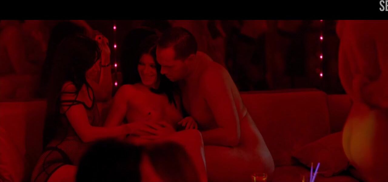 Жағажайда супермодельді ұрсып тастады