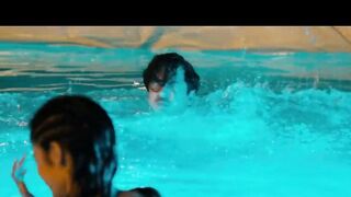 Violetta Schurawlow démontrant le corps nu, scène dans Halbe Bruder 2015