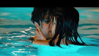 Violetta Schurawlow démontrant le corps nu, scène dans Halbe Bruder 2015