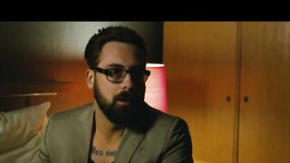 Violetta Schurawlow démontrant le corps nu, scène dans Halbe Bruder 2015