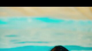 Violetta Schurawlow démontrant le corps nu, scène dans Halbe Bruder 2015