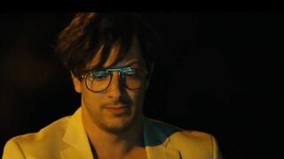 Violetta Schurawlow démontrant le corps nu, scène dans Halbe Bruder 2015