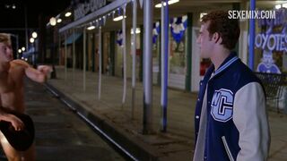 Bristi Havins, Çıplak vücudu ve göğüsleri gösteriyor, Varsity Blues'daki sahne (1999)