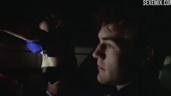 L'actrice Ali Larter montre son corps en sous-vêtements ici, scène dans Varsity Blues (1999)