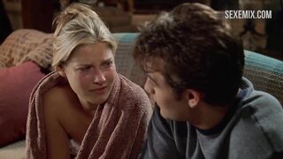 Ali Larter çıplak göğüsleri ve amını gösteriyor, Varsity Blues sahnesi (1999)
