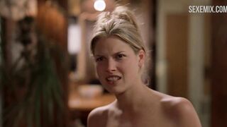 Ali Larter çıplak göğüsleri ve amını gösteriyor, Varsity Blues sahnesi (1999)