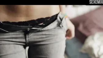 Chiara Carla Bar démontrant son corps en sous-vêtements, scène dans Amateur Teens