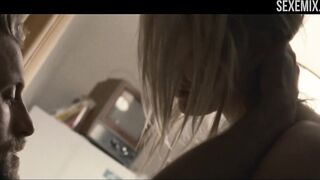 Whitney Able bize küçük göğüslerini gösteriyor, Mercy'deki sahne