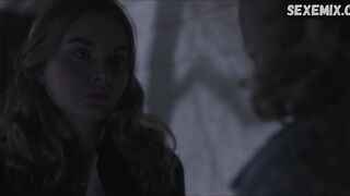 Аделаида Клеменс и Лиана Либерато лесбийский поцелуй, сцена в фильме «К звездам» (2019)