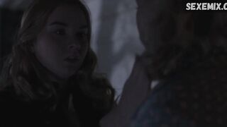 Аделаида Клеменс и Лиана Либерато лесбийский поцелуй, сцена в фильме «К звездам» (2019)