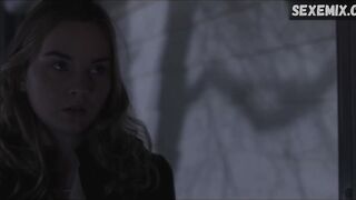 Аделаида Клеменс и Лиана Либерато лесбийский поцелуй, сцена в фильме «К звездам» (2019)