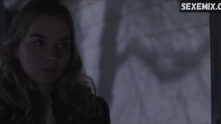 Аделаида Клеменс и Лиана Либерато лесбийский поцелуй, сцена в фильме «К звездам» (2019)