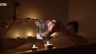 Penny Jenkinson seksi, banyoda, Liefde'deki Baş Sukkel sahnesi (2014)