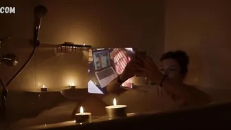 Penny Jenkinson seksi, banyoda, Liefde'deki Baş Sukkel sahnesi (2014)