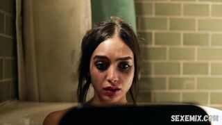 Melissa Barrera sexy, in bagno, scena in Vida s02e07 (2019)