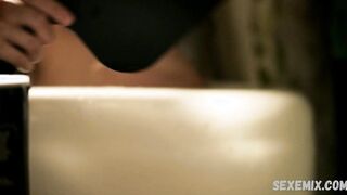 Melissa Barrera sexy, in bagno, scena in Vida s02e07 (2019)