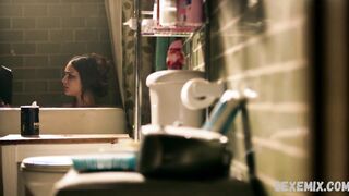 Melissa Barrera sexy, in bagno, scena in Vida s02e07 (2019)