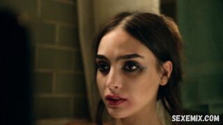 Melissa Barrera sexy, in bagno, scena in Vida s02e07 (2019)