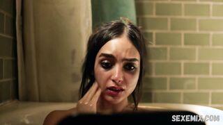 Melissa Barrera sexy, in bagno, scena in Vida s02e07 (2019)