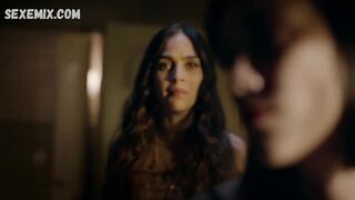 Mishel Prada mostra il corpo in biancheria intima, scena in Vida (2019)