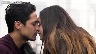 Melissa Barrera sexy, scena in Vida s02e09 (2019)