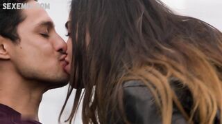 Melissa Barrera sexy, scena in Vida s02e09 (2019)