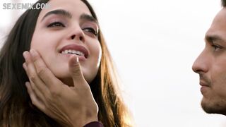 Melissa Barrera sexy, scena in Vida s02e09 (2019)