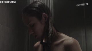 Eliska Krenkova unter der Dusche, Szene in Tiche doteky (2019)