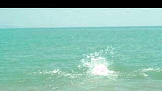 Jessica Alba sexy, scène dans Mechanic Resurrection (2016)