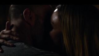 Jessica Alba sexy, scène dans Mechanic Resurrection (2016)