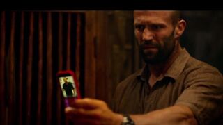 Jessica Alba sexy, scène dans Mechanic Resurrection (2016)