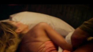 Jessica Alba sexy, scène dans Mechanic Resurrection (2016)