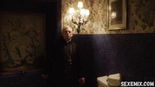 Monica Cetti zeigt uns ihre großen Barbrüste, Szene in The Young Pope (2016)