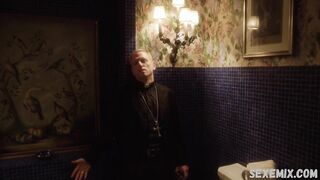 Monica Cetti zeigt uns ihre großen Barbrüste, Szene in The Young Pope (2016)