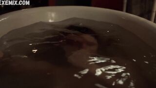 Elodie Frege Brüste, Badezimmerszene in La main du mal (2016)